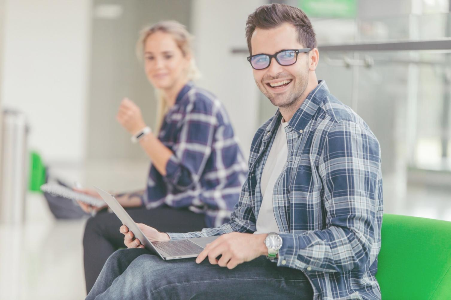 Aula de formación con participantes trabajando en proyectos financieros